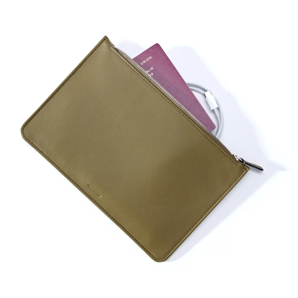 Pouch with Zip, Kollektion 1977, leather, olive green