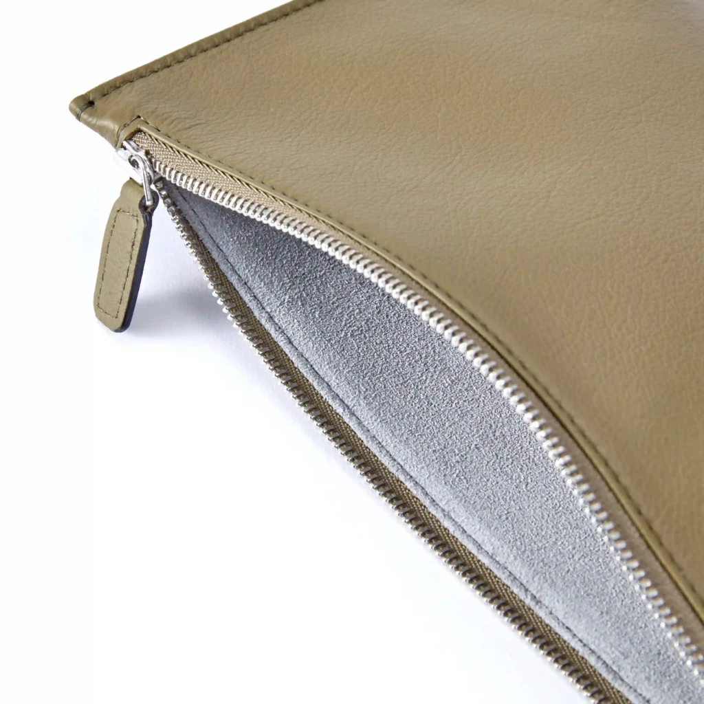 Pouch with Zip, Kollektion 1977, leather, olive green