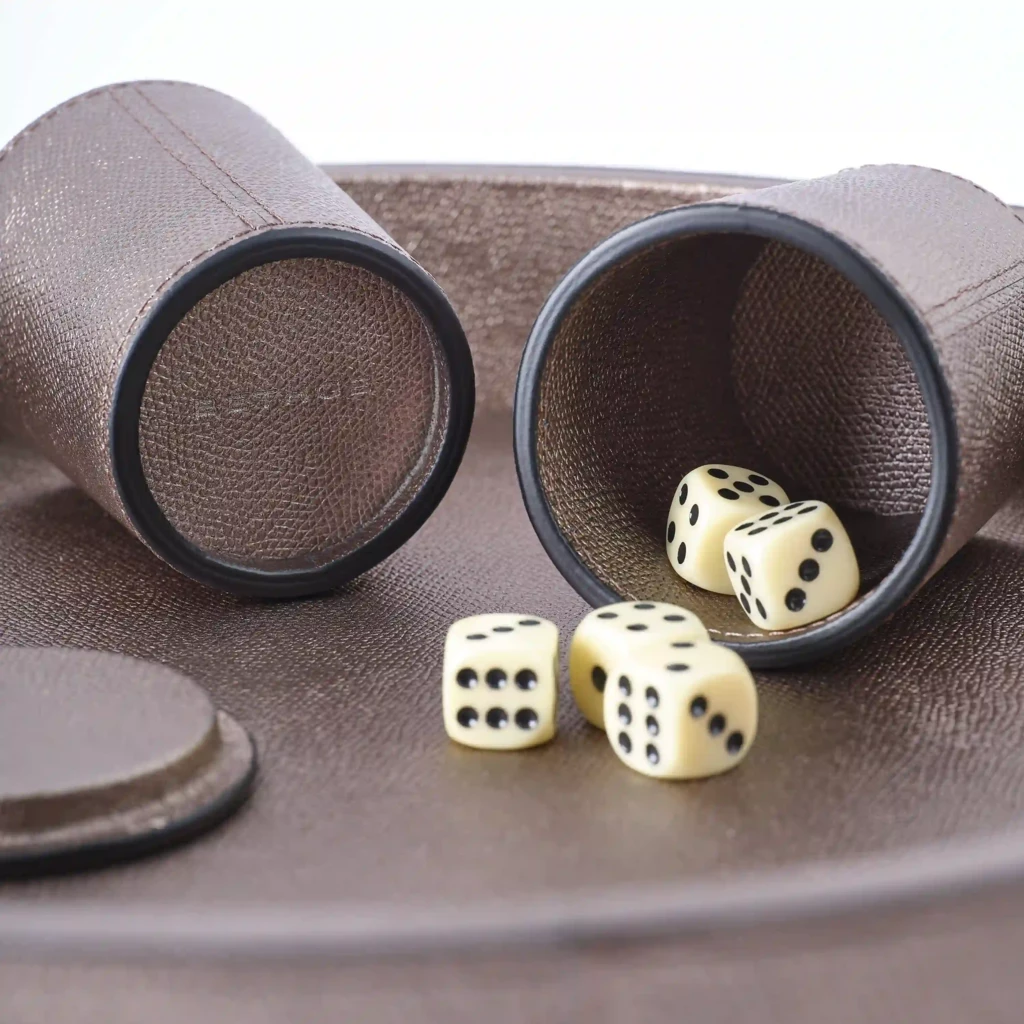 wuerfelbecher-set_mit_ledertablett_titan_2 Dice Cup Set with Leather Tray, titanium