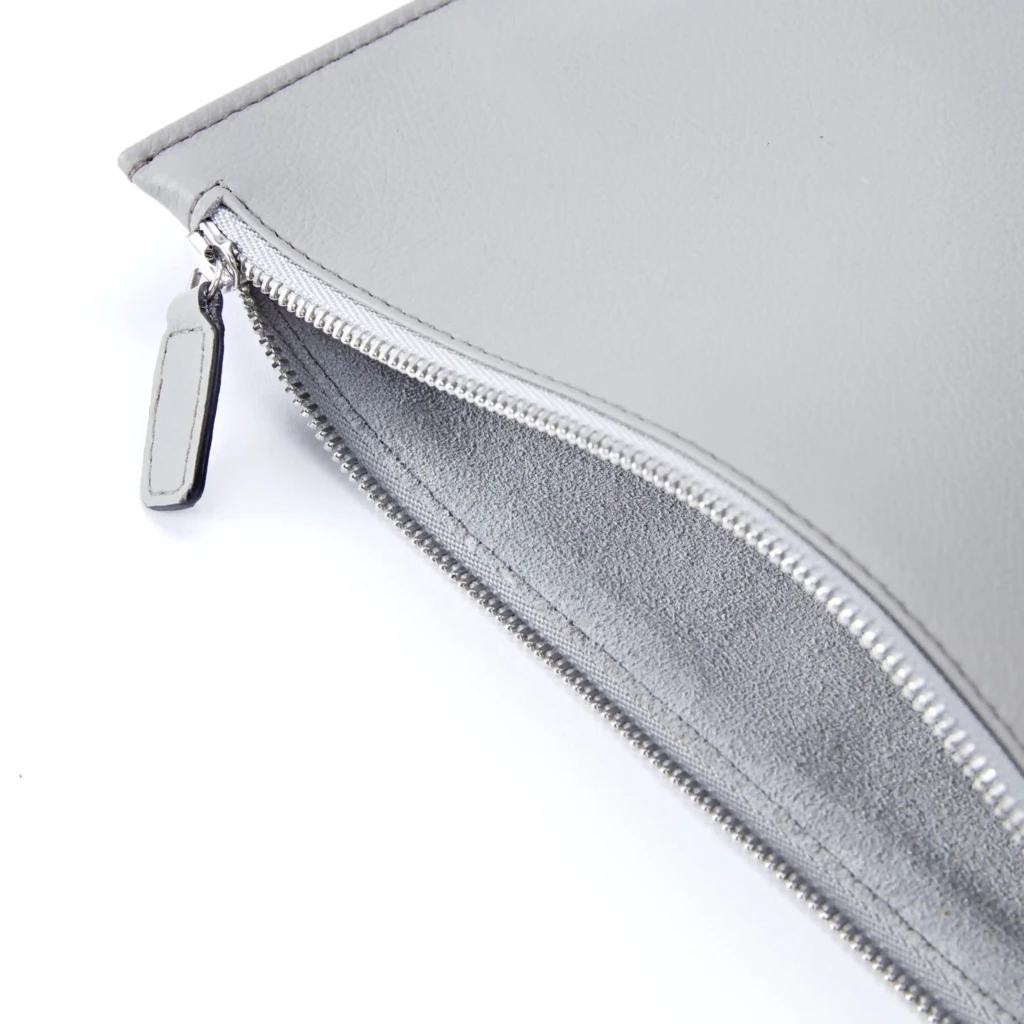 Pouch with Zip, Kollektion 1977, leather, granite