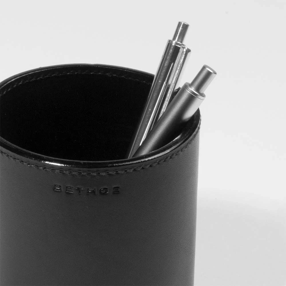 Round pen holder, leather, H 11 cm, D 8.5 cm, black