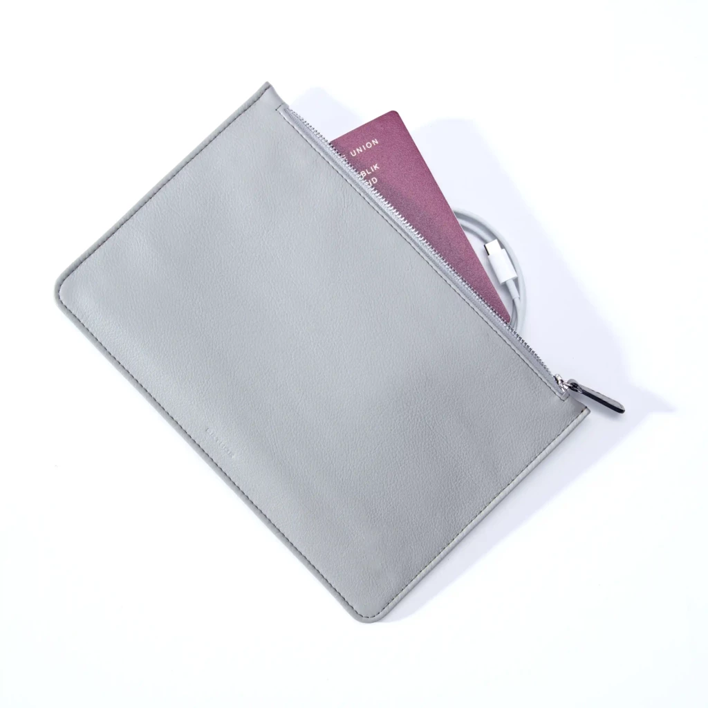 Pouch with Zip, Kollektion 1977, leather, granite
